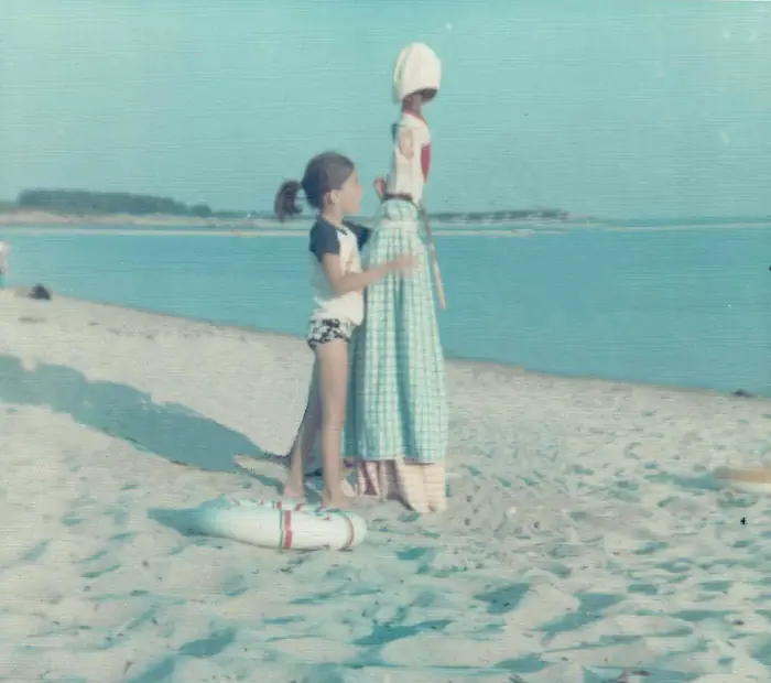 Plage de Saint Briac à la tombée du jour, enfant, le designer transformait le parasol en mannequins de défilés, maintenant, elle crée des luminaires à Nantes.